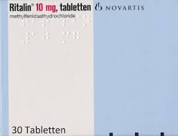 Bijsluiter ritalin methylfenidaat is van origine een medicijn dat gebruikt wordt voor het behandelen en ondersteunen van mensen met de concentratiestoornis AD(H)D. De werkzame stof Methylenidaat zorgt ervoor dat de gebruiker minder last heeft van zowel interne- als externe prikkels. Dit maakt het mogelijk om een veel diepere- en sterkere concentratie te behalen. Ook geeft het de gebruiker mentale energie zodat hij zich voor een langere periode kan focussen zonder moe te worden. Daarnaast zorgt Ritalin voor extra beschikbare dopamine in het brein. Dopamine is een neurotransmitter die een fijn en voldaan gevoel geeft. Dit zorgt ervoor dat de gebruiker plezier ervaar..